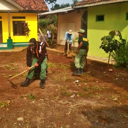 Kepala Desa dan Satuan Linmas Desa Nagreg Kendan melaksanakan kegiatan Sabilulungan Bersih