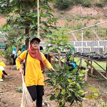 World Clean Up Day Kader PKK dan Pemerintahan Desa Nagreg Kendan